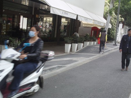 Na China as pessoas não usam capacete quando conduzem motas e muitas vezes usam estas máscaras por causa da poluição